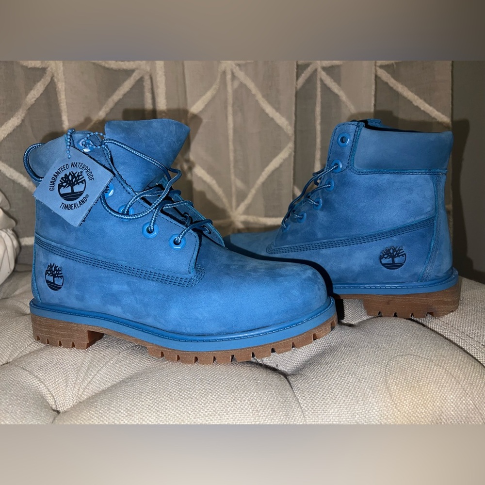 Brand new women’s Timberland size 5, which converts to a women’s 6 1/2 or seven